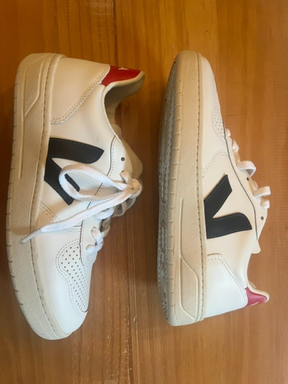 NWOT Veja V-10